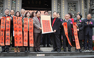 龍山寺保安宮參香發福袋  賴清德盼佑台國泰民安