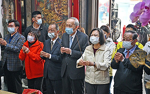 任內最後一次以總統身份拜廟發福袋！蔡英文：台灣關關難過關關過