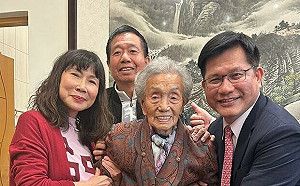 初一逢生日！林佳龍台中走春祈福 必訪百歲人瑞送溫暖祝福