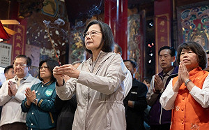 任內最後走春發福袋聽到「總統我愛你！」蔡英文：讓我有一點害羞