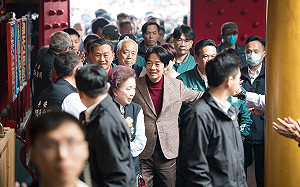 賴清德走春穿格子西外、酒紅毛衣　網敲碗登時尚雜誌：總統級的質感