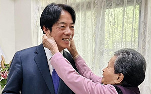 年初五屏東走春 92歲阿嬤喜拉賴清德兩邊耳垂：有福氣啦