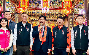 開工前回板橋走春！林佳龍憶母子回憶　祈求龍年龍順利