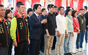 陪同賴清德發放福袋    陳其邁不忘邀民眾賞小鴨遊港  