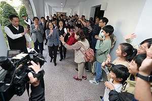 (影)開工大吉！蔡英文、賴清德向總統府同仁拜年 展高人氣合照、簽名樣樣來