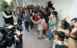 (影)開工大吉！蔡英文、賴清德向總統府同仁拜年 展高人氣合照、簽名樣樣來