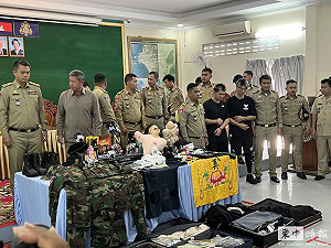 「晚安小雞」疑造假遭逮捕 柬埔寨警方記者會驚現鬼臉面具、假槍、假血