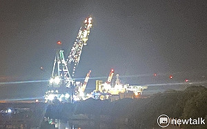 搭乘台灣燈會接駁車行經環港道路  遊客大讚安平港夜景媲美燈會