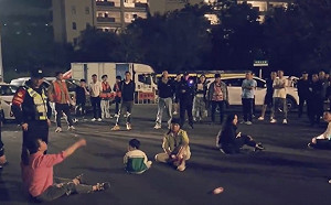 回不了家! 上萬輛車等不到渡輪 遊客全家堵路抗議 海南島春遊成夢魘