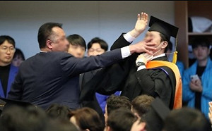 又被摀嘴抬出場！ 繼韓國會議員後 畢業生提問尹錫悅遭驅逐