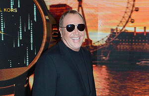 名牌設計師麥可　遭反皮草人士抗議、批雙手染血