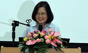 蔡英文山區視察長照  讚鄭文燦  「做什麼像什麼」