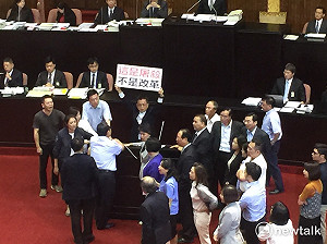 藍批綠年改是屠殺讓綠不滿  雙方引爆衝突