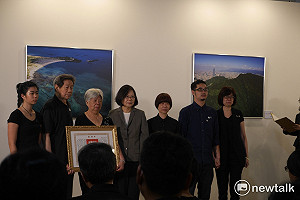 蔡英文頒褒揚令紀念齊柏林   允未來開發需過環評