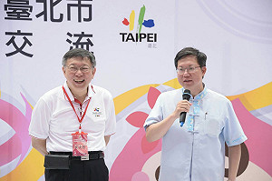 訪世大運足球場館　柯文哲小力開球防摔倒