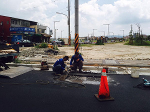 孔蓋「先降後升」更路平  大幅降低機車事故