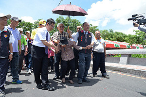 嘉邑行善團開通虎科大三橋  104歲阿嬤志工試走