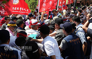 反年改群眾如影隨行　蔡英文新竹參拜臨時取消