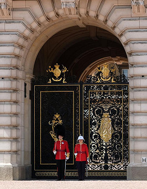 白金漢宮打破180年慣例  衛兵交接第1次有女兵