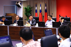 台灣大道路基淘空 緊急封路填補