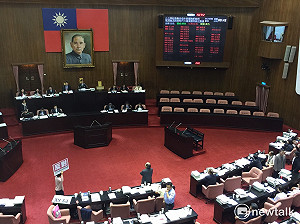 立院二讀　公立中小學教職月退起支年齡58歲