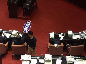 教職年改時力提挑燈夜戰　綠：審到60條就停