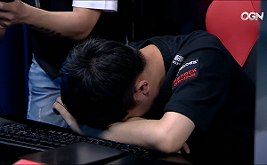 打輸就哭哭？《英雄聯盟》LZ上路選手：我只是在挖鼻孔