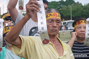 強拆大觀社區   居民向總統府丟警報器抗議