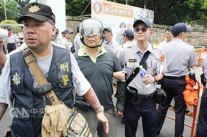 總統車隊遭攔 警：14人涉案依法究辦