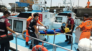 黑鷹直升機救難訓練  繩索脫鉤2人墜海