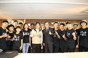 培育在地人才  萬國通路鮭魚返鄉簽產官學合作