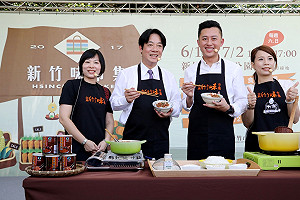 帥哥市長相見歡　賴清德、林智堅府城鬥陣同台