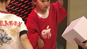 台灣首間直營店開幕！Apple紅衣擠翻天