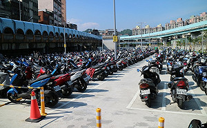便利機車族  基隆南廣場停車場加蓋遮雨棚