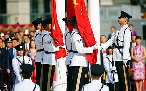 升旗沒起立違《國安法》？港中學生被校方恐嚇罰停課3天