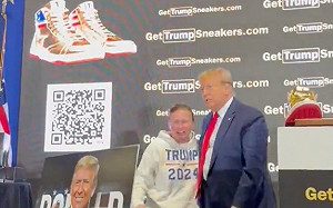 才遭判決詐欺！川普推出要價1.2萬個人聯名「黃金高筒鞋」 亂入鞋展年輕人傻眼