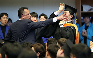 當眾對尹錫悅叫囂！南韓大學生畢典遭「摀嘴」架離 校友批政府「野蠻」籲致歉