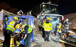 遊覽車、貨車對撞釀多人傷　消防員緊急搶救