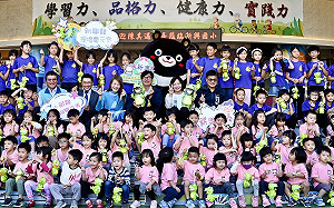 高市府發放國小及幼兒園元宵小提燈 陳其邁回母校與學弟妹同樂