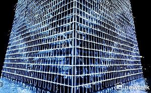 台灣燈會「城里有光展區」  16公尺高「∞立方」試燈搶先看