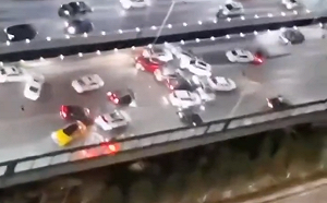 (影) 中國爆冷！高架橋成溜冰場 車輛撞成一團 新疆零下52度 水鳥大批凍死