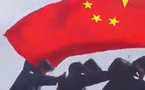 (影) 10級狂風吹不動攝影師? 中媒宣傳翻車了 造假新聞慘被專家踢館