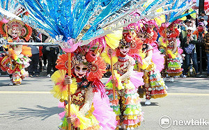 台灣燈會高鐵燈區今晚點燈  18組表演團午後歡樂踩街熱情洋溢