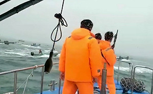 不滿執法過硬釀死傷？網傳中國漁船集體報復衝撞 海巡署駁斥造假：「2020年的畫面」 