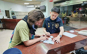 奧地利喑啞畫家背包客遺失手繪本  高雄外事警深夜協助尋獲   