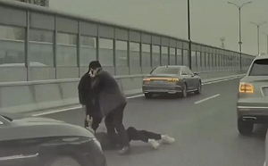 背有有勢力? 杭州賓利車主拿茶刀捅BMW駕駛 中媒竟稱「毆打」 熱搜排名還遭竄改