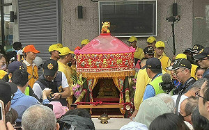 拱天宮「粉紅超跑」9天8夜進香啟程！台鐵加開44列次增停白沙屯站