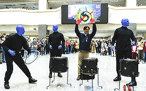 藍人樂團快閃高雄市政府   陳其邁合體超狂演出嗨翻全場