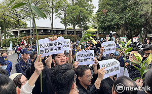 青年欲突破封鎖衝紀念碑 高喊「代誌無解決、原諒無可能」