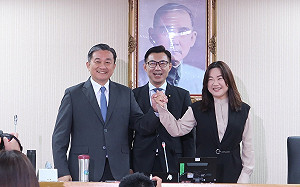 民眾黨投藍 外交國防委員會選出召委馬文君 王定宇